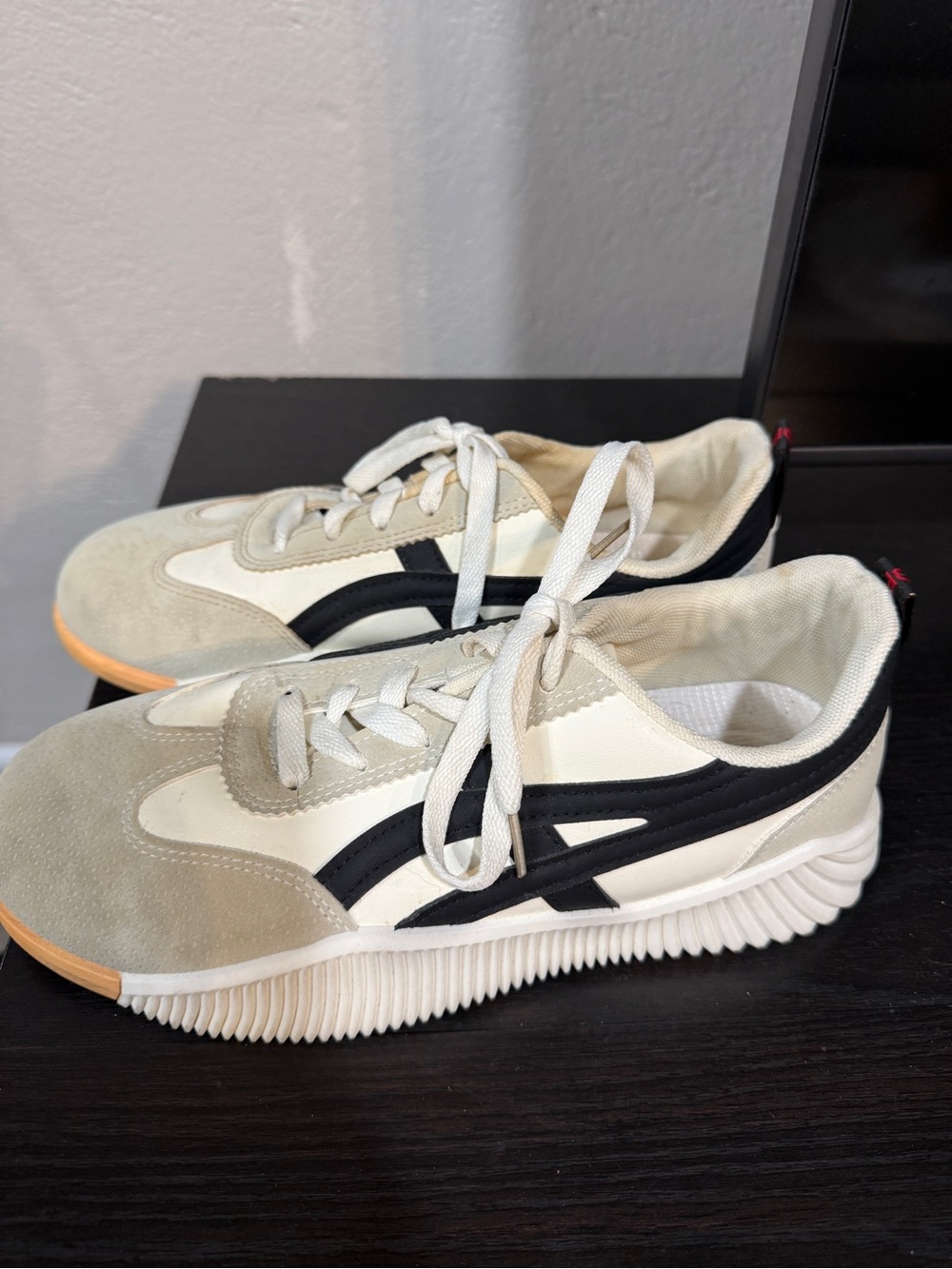 De Florance Retro Platform Sneakers – Women’s Size 9 – Cream/Black